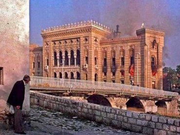 Godišnjica granatiranja Vijećnice: 28 godina od noći kada je gorio simbol Sarajeva
