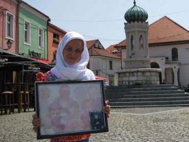 Šestogodišnja Aida Huremović na čelu kolone sjećanja