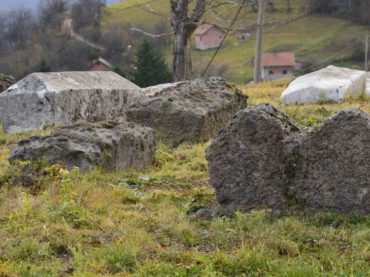 Srebreničke nekropole stećaka: (Ne)zaštićeni “kameni spavači”