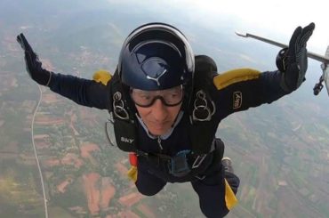 Najstariji padobranac u Evropi leti i paraglajderom