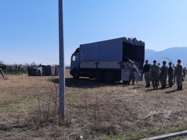Oružane snage BiH počele postavljati šatore za samoizolaciju na GP Izačić