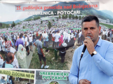 Na Trgu slobode u Tuzli postavljena izložba „Srebrenički put pakla“