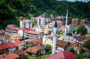 Kampanju u Srebrenici počeli su nazivajući Bošnjake “psima”, “đavolima” i pjevajući o “Aliji baliji”