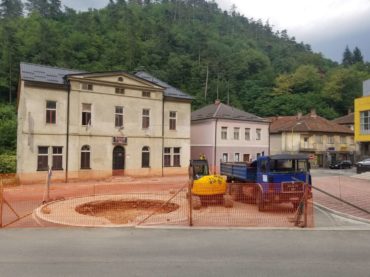 Spomenik (ne)miru u Srebrenici