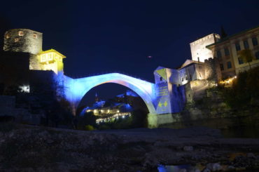 Mostar: Stari most u bojama zastave BiH povodom Dana državnosti