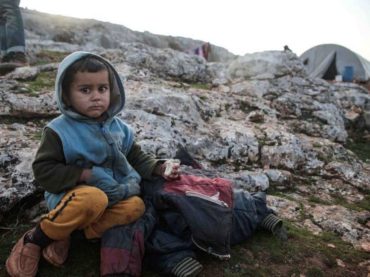 Zimu čekaju bez odjeće i ogrjeva: Djeca u kampovima u sirijskom Idlibu bosa i promrzla