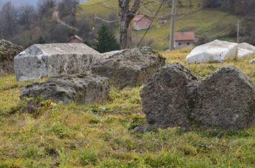 Srebreničke nekropole stećaka: (Ne)zaštićeni “kameni spavači”