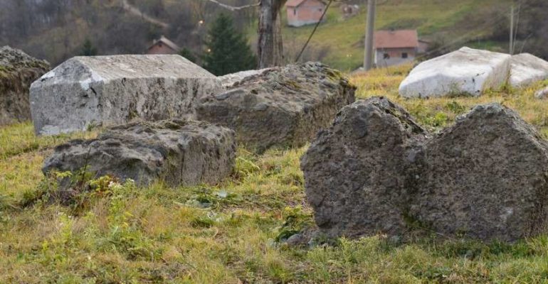 Srebreničke nekropole stećaka: (Ne)zaštićeni “kameni spavači”