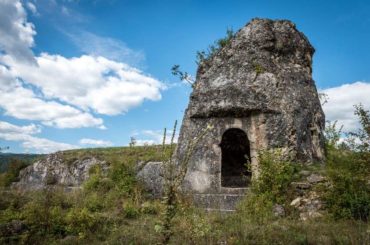 Turbe-ćelija uklesana u živac kamen