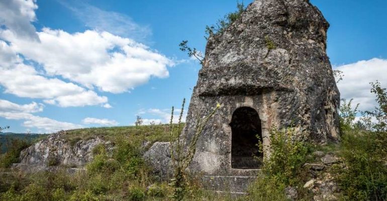 Turbe-ćelija uklesana u živac kamen