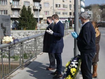 Sjećanje na opsadu Sarajeva: Položeno cvijeće na spomen-obilježja