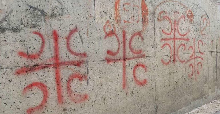 SRPSKI KUKASTI KRIŽ: U ROŽAJAMA OSVANULI PROVOKATIVNI GRAFITI